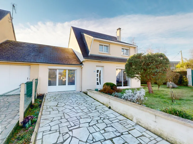 MAISON DE 93 M2 - 3 CHAMBRES - 700 m DES COMMODITES