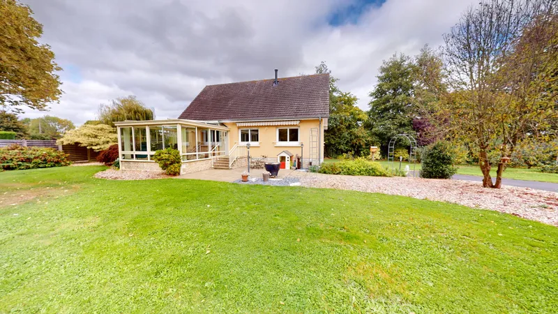 MAISON 4 CHAMBRES AVEC VIE DE PLAIN-PIED - SOUS-SOL COMPLET ET HANGAR 300 M2 - PROCHE COMMODITÉS