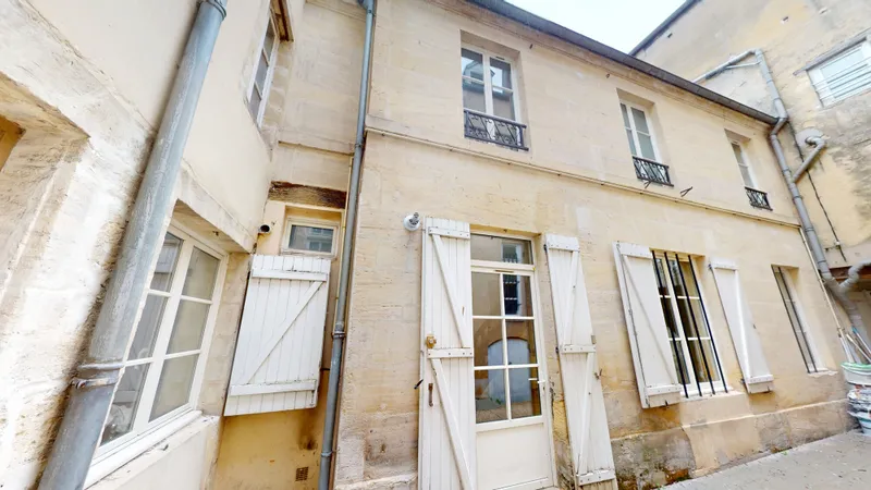 CHARMANT F3 EN DUPLEX- 70 M2 - HYPER-CENTRE DE BAYEUX