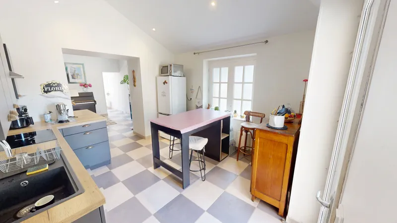 RARE À LA VENTE - MAISON DE VILLE RÉNOVÉE - 3 CHAMBRES - PROCHE CENTRE-VILLE ET COMMODITÉS