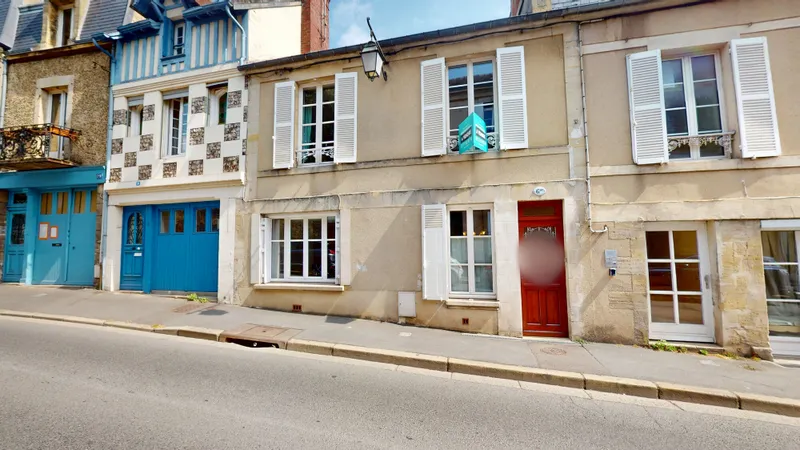 MAISON DE VILLE DE 105 m² AVEC COUR ET JARDIN - DANS LE CENTRE VILLE DE BAYEUX 