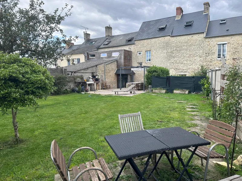 MAISON DE VILLE ATYPIQUE EN PIERRES - 4 CHAMBRES - SECTEUR RECHERCHÉ